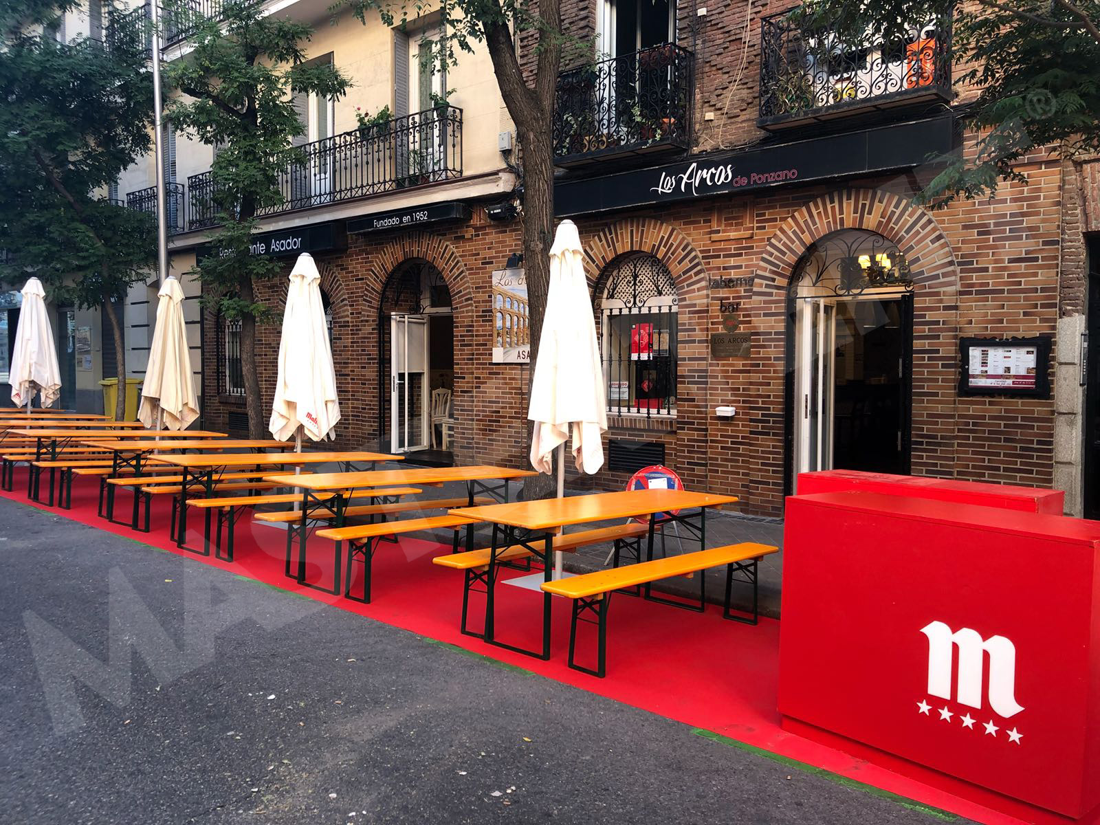 Mobiliario de mesas y bancos