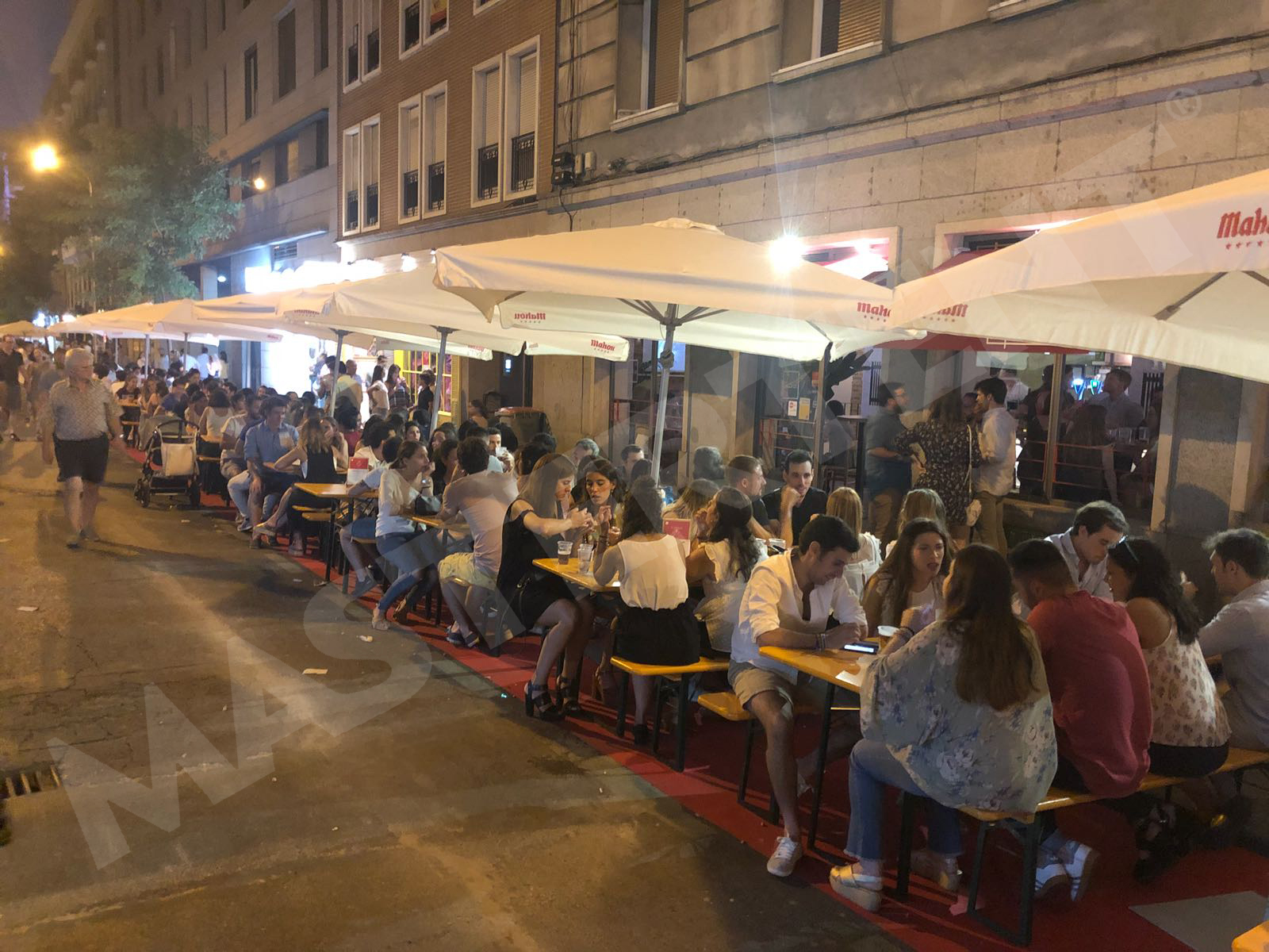 Mobiliario de mesas y bancos Mobiliario de mesas y bancos